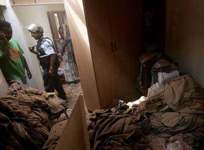 Un policía israelí inspecciona una casa alcanzada por un cohete de Hamás