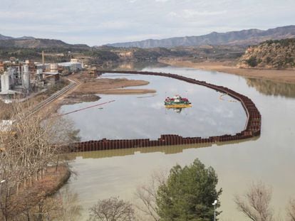 Trabajos de descontaminación del pantano de Flix.