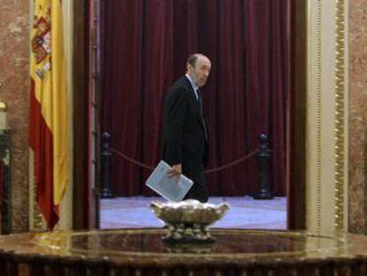 Alfredo Pérez Rubalcaba, pasa frente al Salón de los Pasos Perdidos en el Congreso de los Diputados.