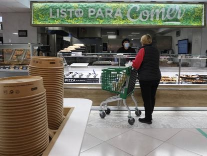 Clienta en un supermercado de Madrid