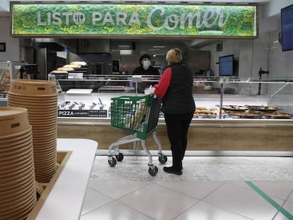 Clienta en un supermercado de Madrid