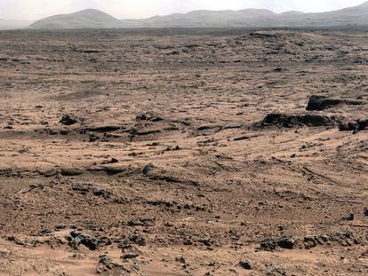 Mosaico de imágenes tomadas por la cámara Mastcam del 'Curiosity' mientras el vehículo estaba trabajando entre octubre y noviembre de 2012.