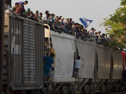 Migrantes centroamericanos viajan en un tren hacia la frontera entre México y Estados Unidos, en Ixtepec, estado de Oaxaca (México).