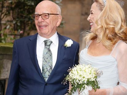 Jerry Hall y Rupert Murdoch tras la ceremonia religiosa.