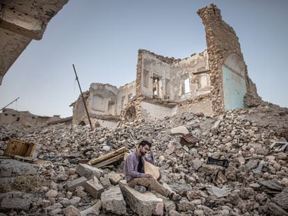 Fahad Harbo toca el laúd en las ruinas de un edificio en Sinjar.