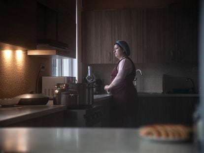 Cocinera de un centro en Palanca, Moldavia, convertido en refugio y lugar de comidas calientes para los refugiados que cruzaban la frontera cuando estalló el conflicto en Ucrania.