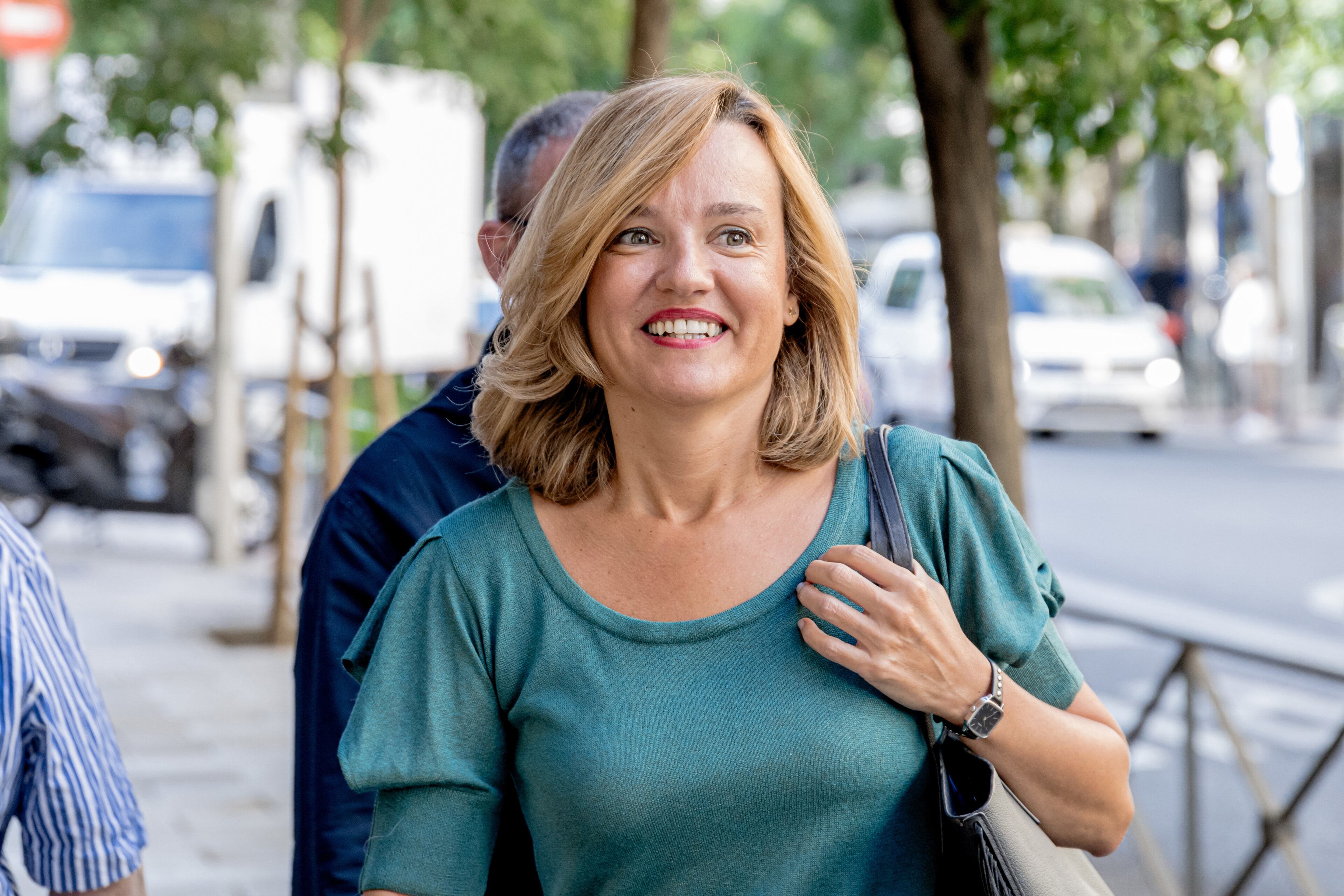 30/08/2023 La portavoz de la CEF y ministra de Educación y FP, Pilar Alegría,  a su llegada a la Comisión Ejecutiva Federal del PSOE, en la sede de Ferraz, a 30 de agosto de 2023, en Madrid (España). El presidente del PP, Alberto Núñez Feijóo, ha ofrecido al secretario general del PSOE, Pedro Sánchez, un acuerdo por el que la Legislatura duraría un máximo de dos años y le ha planteado que "en aras de la centralidad" la lista más votada pueda gobernar en España, como ha sido costumbre durante los últimos 45 años. Por ello, Feijóo ha pedido al PSOE que facilite su investidura para afrontar seis pactos de Estado, y una legislatura que tendría una duración de dos años. Por otro lado, Sánchez ha pedido a Feijóo renovar el Poder Judicial antes de diciembre, gobierne quien gobierne.
POLITICA 
Carlos Luján - Europa Press
