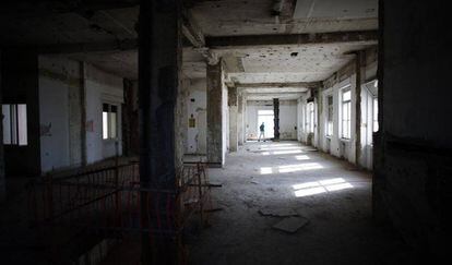 Interior del edificio España, el pasado mes de marzo, tras años de abandono.