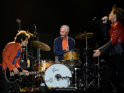El batería de los Rolling Stones, Charlie Watts, en un concierto en Denver, Colorado, en 2019, entre Ron Wood, a su derecha, y Mick Jagger.