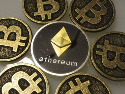 Llaveros con el logo de bitcoin y una moneda 'ether' de coleccionista, en el centro.