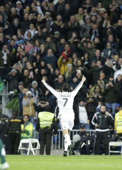 Cristiano Ronaldo, aclamado por el p&uacute;blico el s&aacute;bado en el Bernab&eacute;u. 
