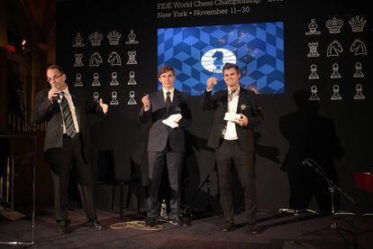 Sergu&eacute;i Kariakin, en el centro, junto a Magnus Carlsen (derecha) y el &aacute;rbitro principal, Panagiotis Nikol&oacute;pulos, ayer en Nueva York durante la ceremonia de inauguraci&oacute;n