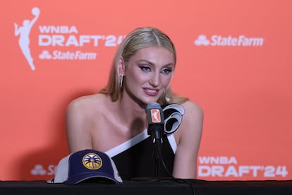 Cameron Brink, en una rueda de prensa tras ser elegida por Los Angeles Sparks.