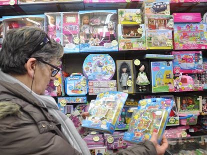  Rosa María García elige juguetes para sus nietos en una tienda de Ávila.
