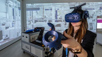 Una mujer demuestra el uso de la Realidad Virtual en la planificación de fábricas en la Universidad Tecnológica de Chemnitz, en Alemania.
