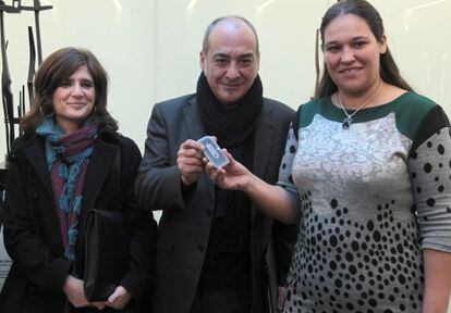 Garitano sostiene una llave de memoria informática que contiene el proyecto de presupuestos junto a Helena Franco (izquierda) y la presidenta de las Juntas de Gipuzkoa, Lohitzune Txarola.  