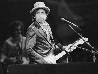 Bod Dylan durante un concierto que ofreció en el estadio St. Jakob-Park de Basilea (Suiza) el 1 de junio de 1984.