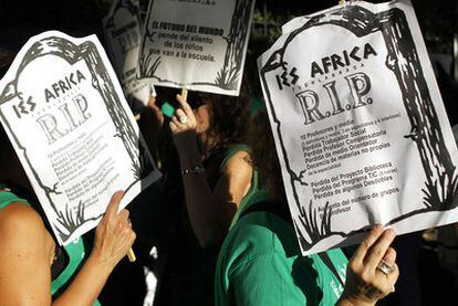 Profesores del IES África, de Fuenlabrada, ayer durante la manifestación en su recorrido desde Neptuno a la Puerta del Sol.