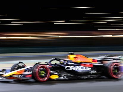 Max Verstappen de Red Bull Racing durante la sesión de clasificación para el Gran Premio de Fórmula 1 de Qatar en Lusail.