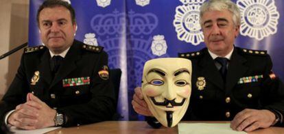 Responsables policiales, con la careta la careta del cómic 'V de Vendetta', convertida en emblema de Anonymous.