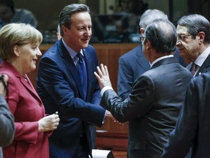 La cancellera alemanya, Angela Merkel; el primer ministre britànic, David Cameron, i el president francès, François Hollande, d'esquena, aquest dijous a Brussel·les.