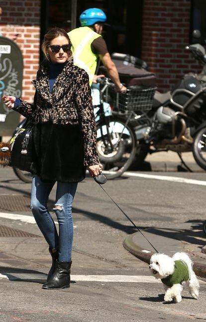 Así de mona se pone Olivia Palermo para pasear al perro. Abrigo combinado, vaqueros pitillo y botas planas, sus básicos para ir cómoda pero estilosa.