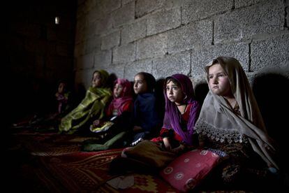 Refugiadas afganas en Pakistán durante una clase en una escuela a las afueras de Islamabad (Pakistán).