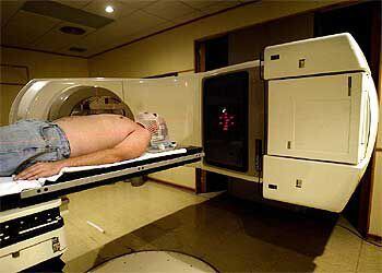 Acelerador lineal del hospital Germans Trias i Pujol de Badalona (Barcelona) utilizado en radioterapia.