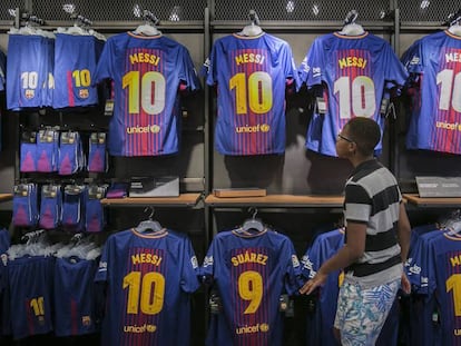 Samarretes de Messi i Luis Suárez, a la botiga del FCB al Camp Nou.