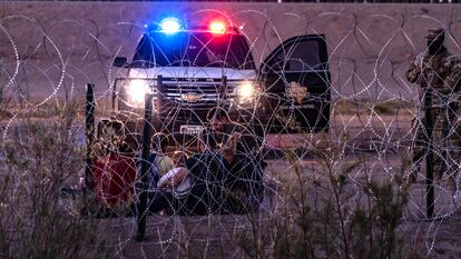 Una familia de migrantes es detenida por elementos de la patrulla fronteriza de Estados Unidos, al cruzar el Río Bravo, desde Ciudad Juárez, la noche del 11 de mayo de 2023