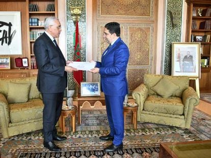 El ministro marroquí de Exteriores, Naser Burita (derecha), recibe al ministro argelino de Justicia,  Abderrachid Tebbi, el martes en Rabat.