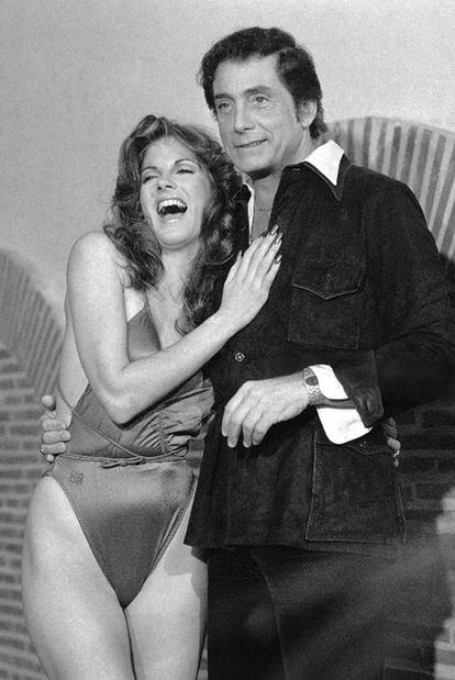 El editor Bob Guccione posa junto a la modelo Danielle Deneux, 'Pet of the year', en 1981.