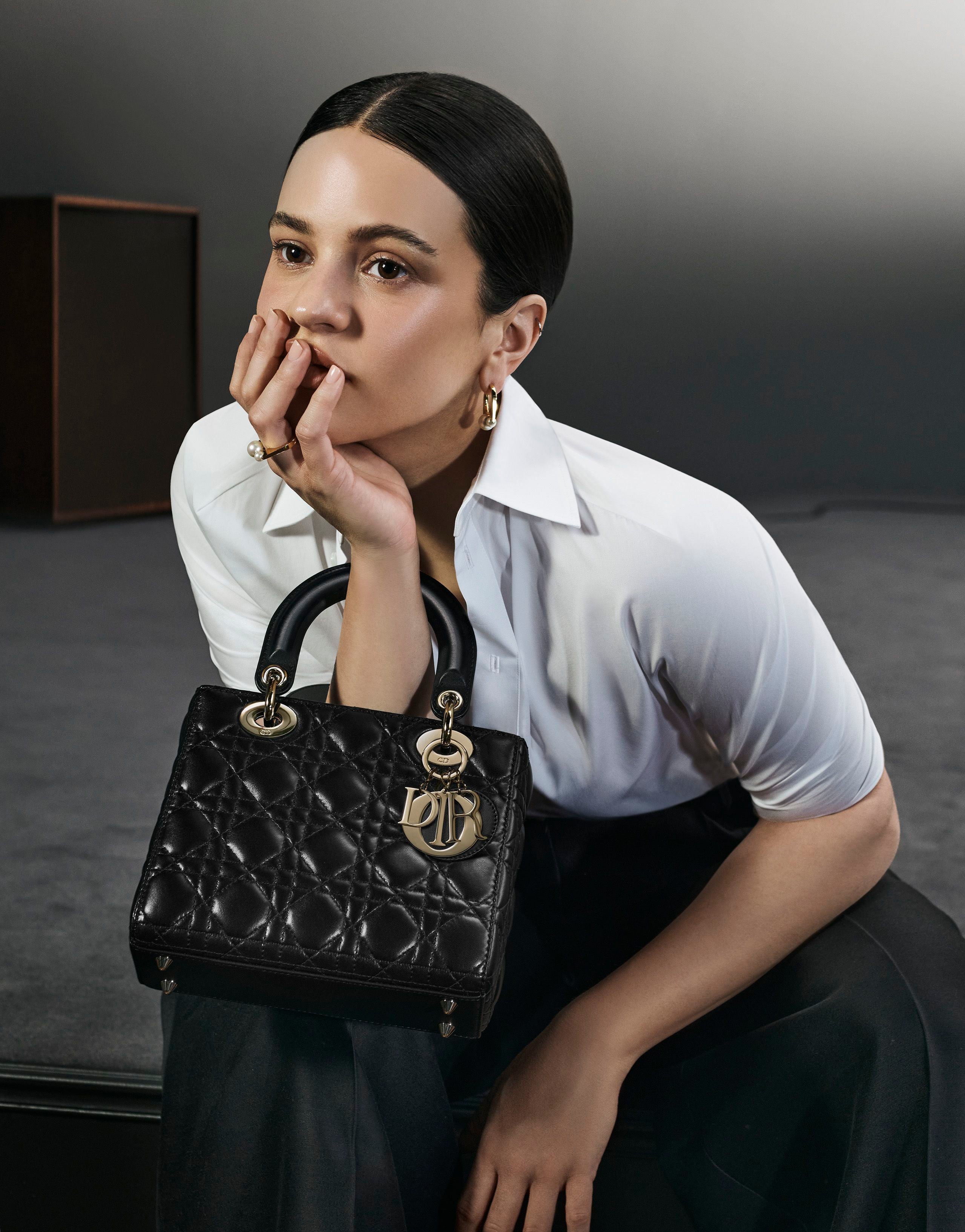 Rosalía será la nueva embajadora de Dior: la cantante catalana ha sido escogida como imagen de su nueva campaña de bolsos