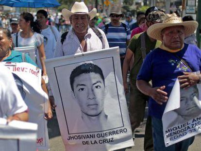 Un familiar de Jhosivani Guerrero con su retrato en una marcha.