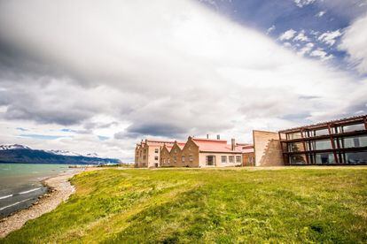 El hotel The Singular, en la Patagonia chilena, recupera un antiguo complejo industrial (el Monumento Nacional Frigorífico Puerto Bories), convirtiéndolo en un hotel-experiencia.