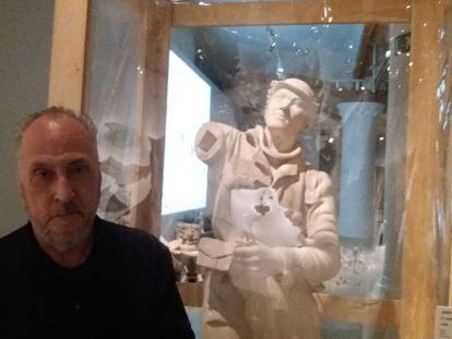 Francesc Torres junto a una de las obras de la exposici&oacute;n, la escultura de Viladomat &#039;El Madriles&#039;.. 