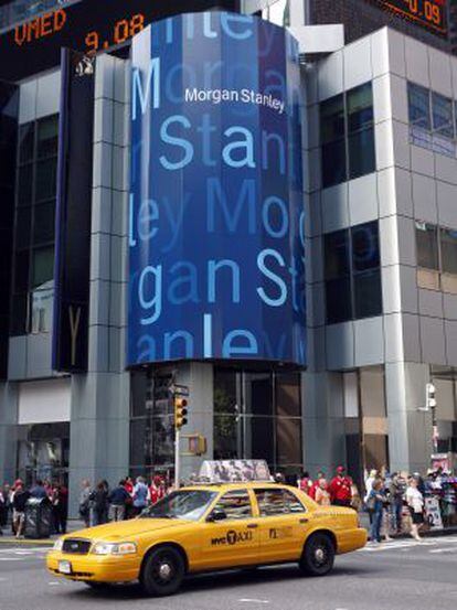 Un taxi pasa delante de la sede de Morgan Stanley en Nueva York.