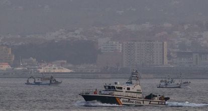 Una patrullera de la Guardia Civil, en la Bah&iacute;a de Gibraltar.