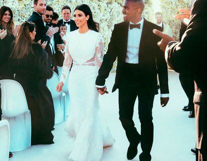 Los medios estimaron que la boda de Kim Kardashian y Kanye West costó 150 millones de dólares. La foto de su boda en Instagram es una de las que más likes acumuló en aquel momento. El espectacular vestido de la novia lo firmó Givenchy.
