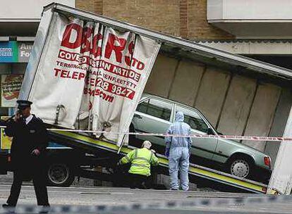 La policía carga uno de los coches bomba en una grúa ayer en Haymarket Street, en el centro de Londres.