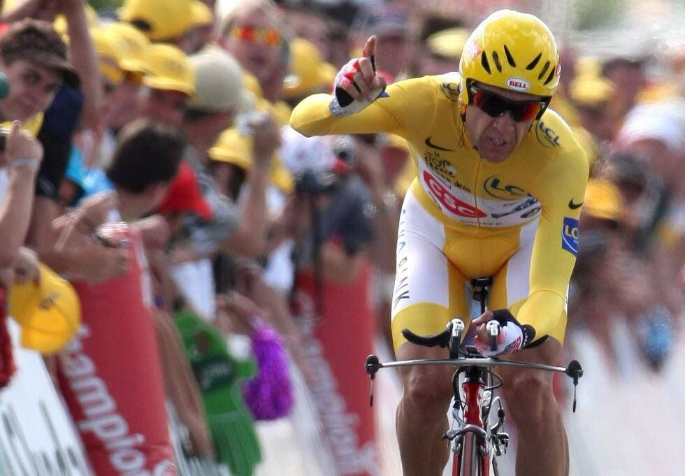 Carlos Sastre cruza la meta en la penúltima etapa del Tour de 2008.