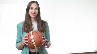 Lara Jiménez, psicóloga deportiva y árbitra de baloncesto, fotografiada en su consulta en Ávila.

 foto: Santi Burgos