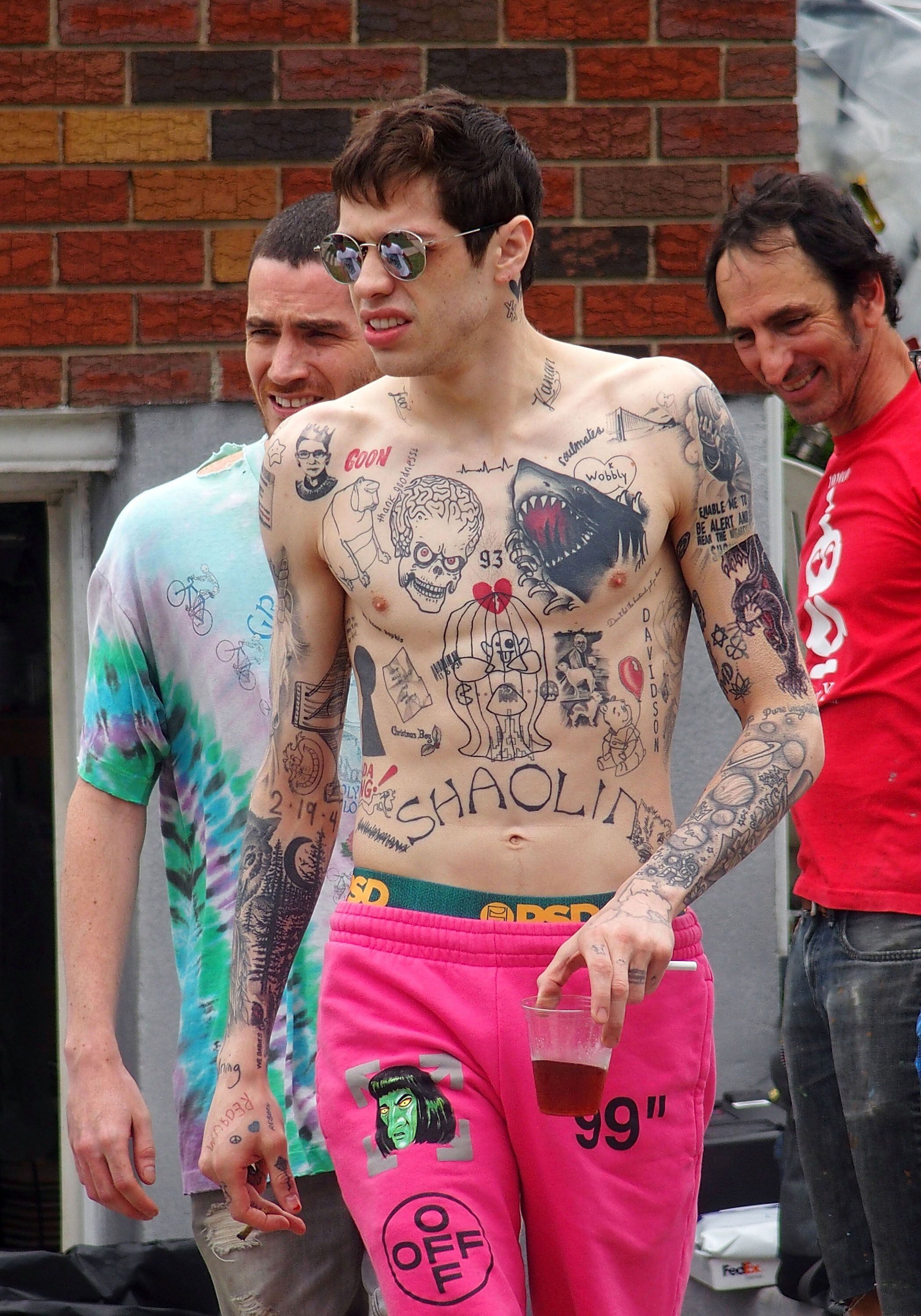 Pete Davidson muestra sus múltiples tatuajes durante un rodaje en Nueva York en 2019.