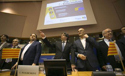 Puigdemont en el Parlamento Europeo junto a Oriol Junqueras y Raül Romeva, en enero de 2017.