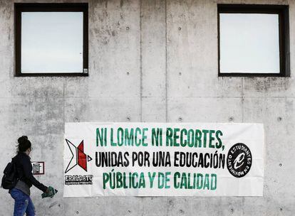 Pancarta colocada en la fachada de la Universidad Pública de Navarra (UPNA), durante la jornada de huelga general en la enseñanza.