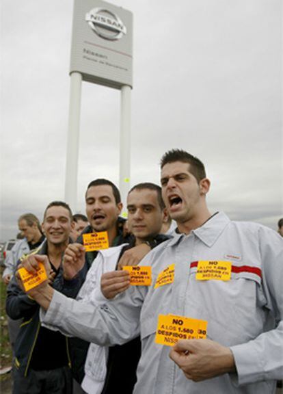 Los trabajadores de Nissan protestan ante la planta de la multinacional en Barcelona contra el despido de 1.680 empleados.