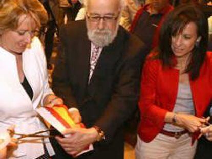 La ministra de Vivienda, Beatriz Corredor, y la presidenta de la Comunidad de Madrid, Esperanza Aguirre, en la inauguración del SIMA 2009