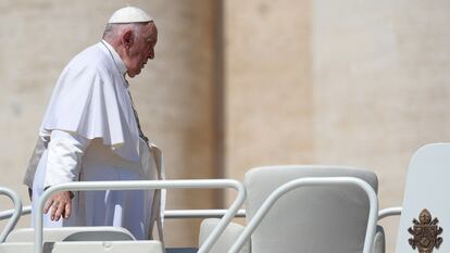 El papa Francisco saludaba este miércoles desde la plaza de San Pedro, en Ciudad del Vaticano.
