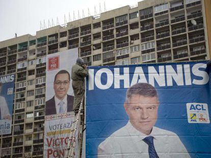 Carteles de la campaña electoral a la presidencia rumana en Bucarest.