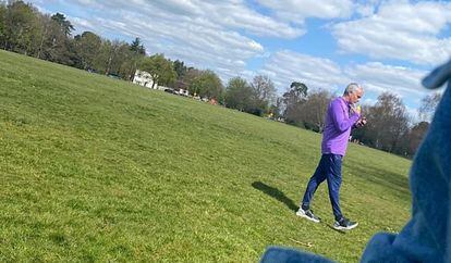 José Mourinho, entrenador del Tottenham, camina este martes por un parque londinense en unas imágenes difundidas por 'The Daily Mail'.